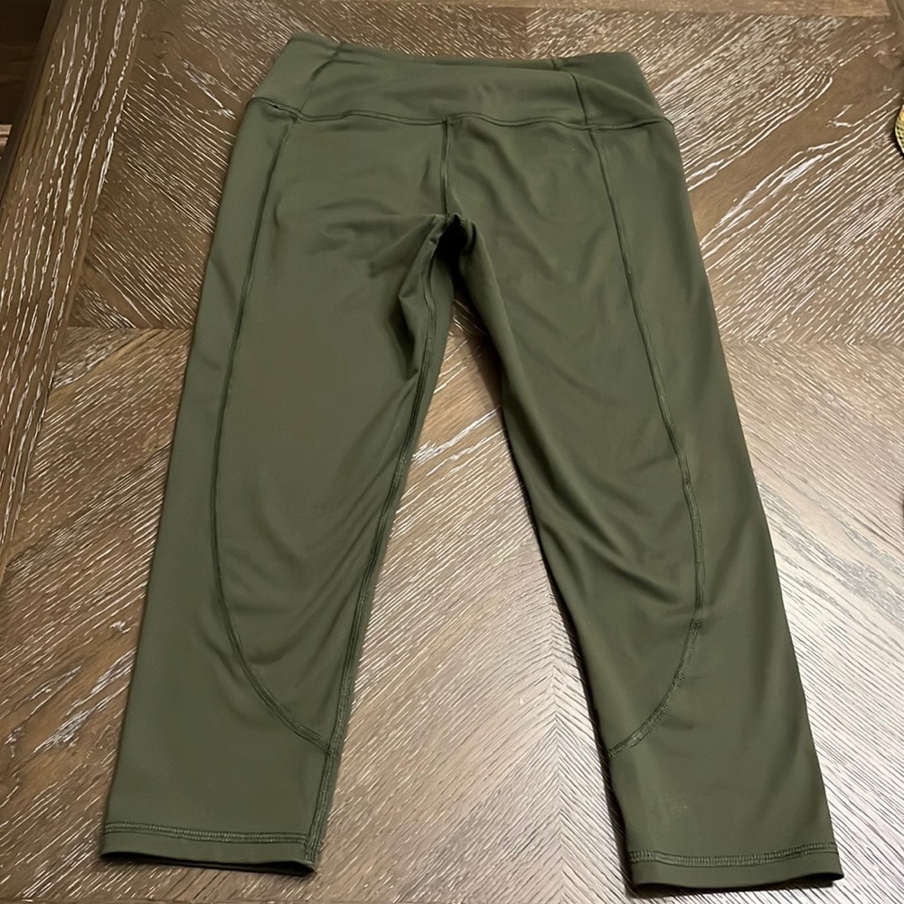 Victoria Sport knockout army green capri leggings. Size M